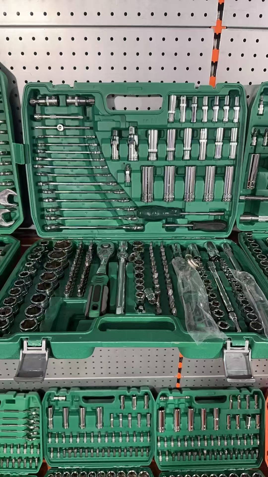 طقم أدوات إصلاح السيارات 216 ق - مراجعة Kit Power Tools وسعره